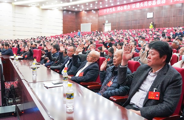 1月10日上午，參加南通市通州區(qū)第十七屆人民代表大會(huì)第四次會(huì)議的代表舉手表決，通過大會(huì)各項(xiàng)決議。.jpg